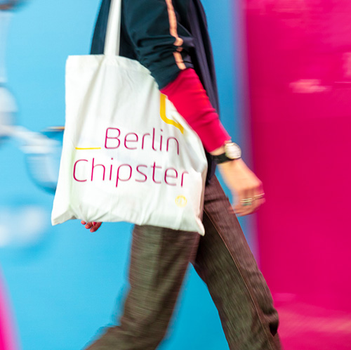 Ausschnitt Mensch mit Baumwolltasche von der DMEA. Ausschnitt Mensch mit Baumwolltasche von der DMEA.