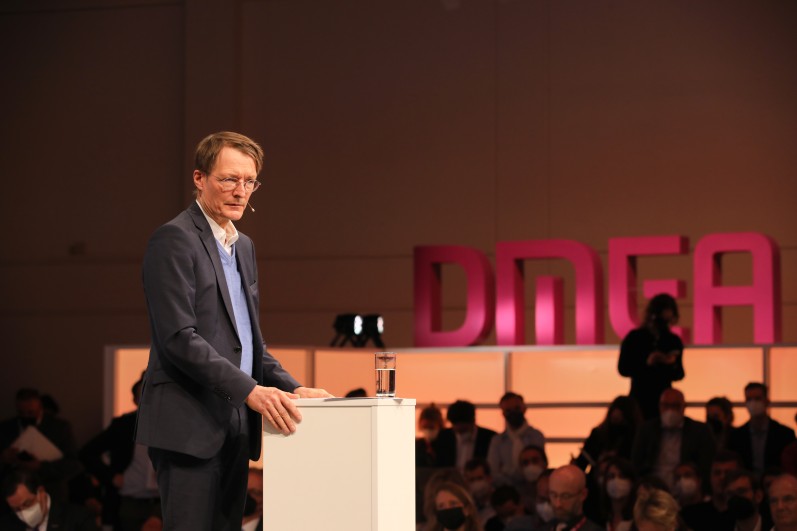 Bundesgesundheitsminister und DMEA-Schirmherr Prof. Dr. Karl Lauterbach hat mit seiner Keynote die DMEA 2022 offiiziell eröffnet.
