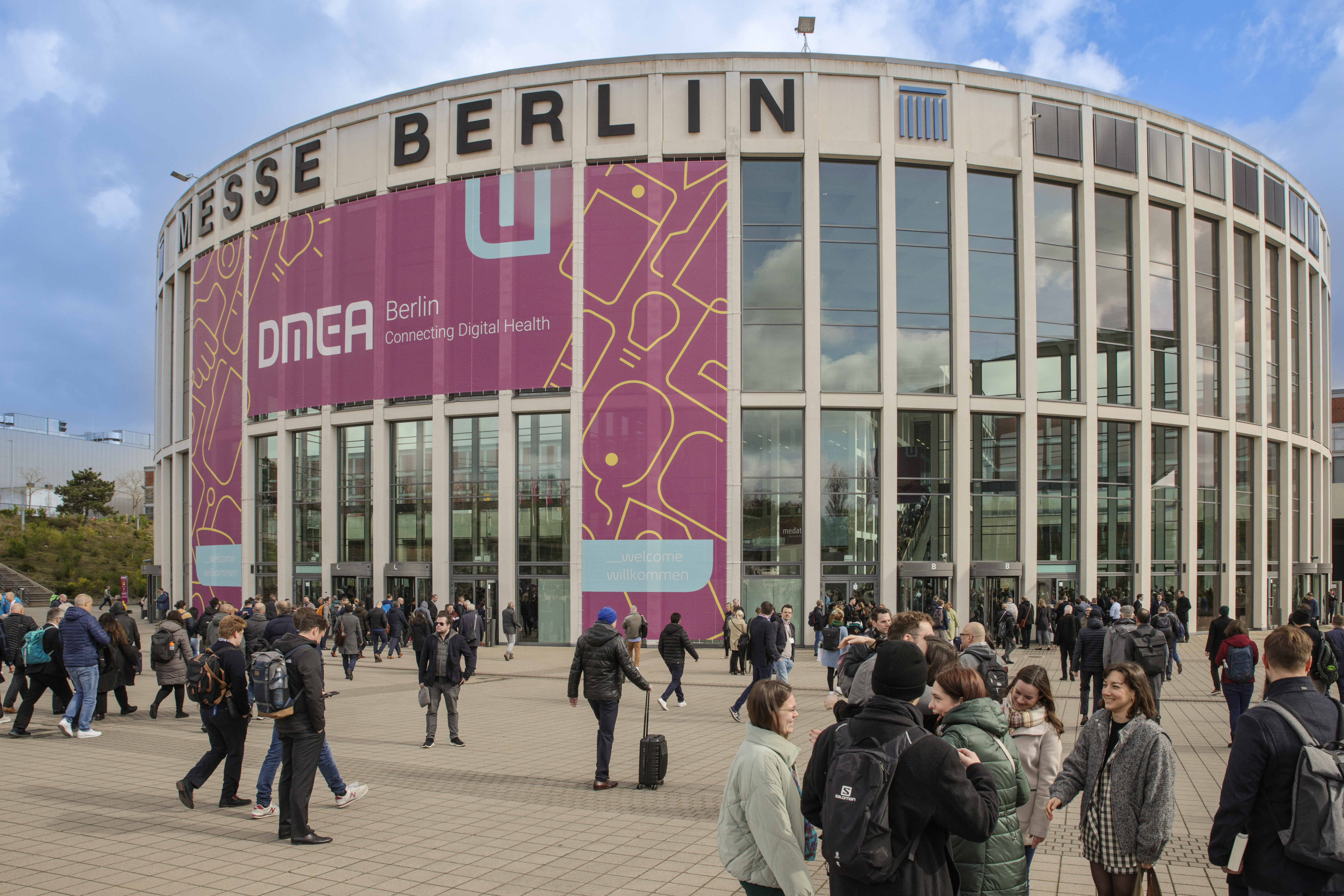 Messe Berlin, Eingang Süd mit dem DMEA-Banner und Besuchern