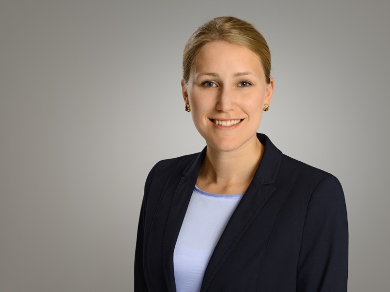 Blonde Frau vor hellgrauem Hintergrund Blonde Frau vor hellgrauem Hintergrund