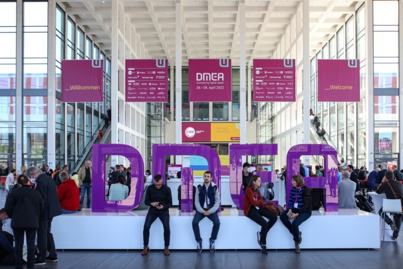 Besucher und Besucherinnen bei der DMEA Besucher und Besucherinnen bei der DMEA