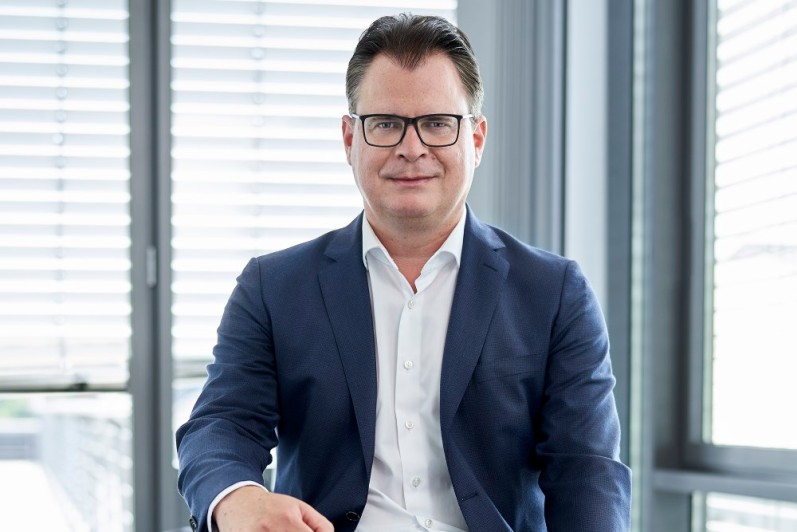 Mann mit Brille im Anzug. Mann mit Brille im Anzug.