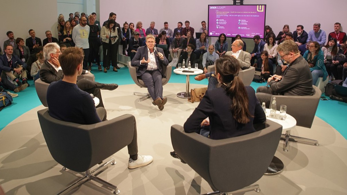 Sechs Personen bei einer Podiumsdiskussion.