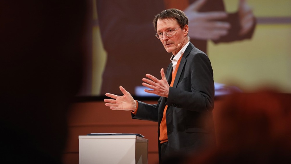 Karl Lauterbach auf dem Podium bei der DMEA 2023 Karl Lauterbach auf dem Podium bei der DMEA 2023