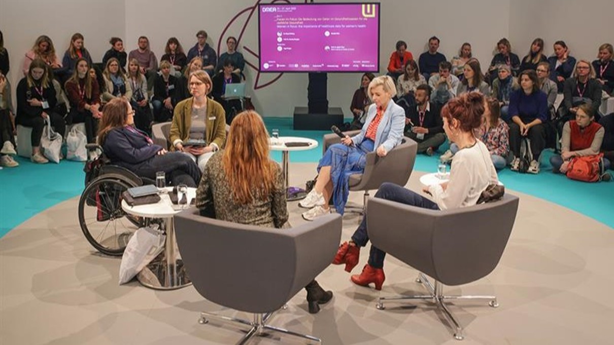 Fünf Frauen auf der Bühne des She Health Panels auf der DMEA.