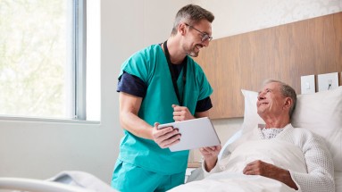 Mediziner und Patient in einem Krankenzimmer 