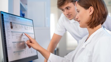 Zwei Klinikmitarbeitende arbeiten mit dem Krankenhausinformationssystem M-KIS von Meierhofer.