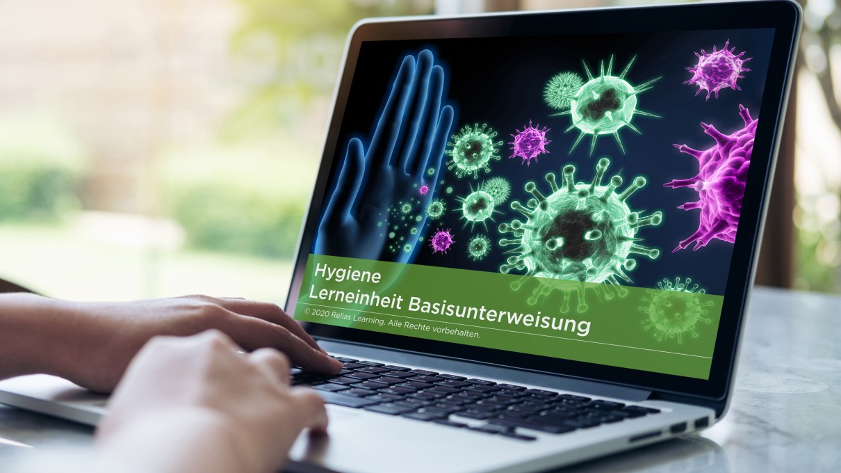 Das Bild zeigt einen Laptop. Auf dem Bildschirm ist das Titelbild des E-Learning-Kurses Basisunterweisung Hygiene von Relias zu sehen.