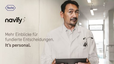 Mediziner mit einem Tablet in der Hand 