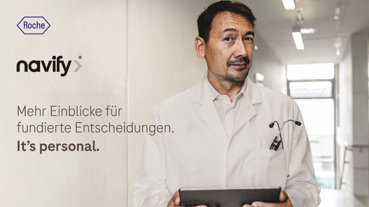 Mediziner mit einem Tablet in der Hand 