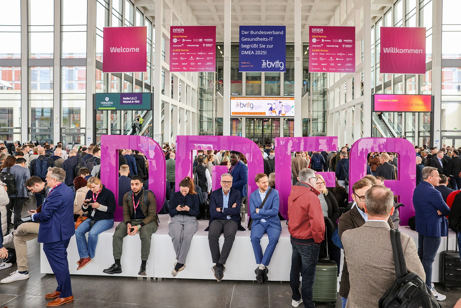 Besucherinnen und Besucher vor dem DMEA-Schriftzug am Eingang Messe Süd Besucherinnen und Besucher vor dem DMEA-Schriftzug am Eingang Messe Süd
