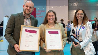 Luana Schmid und Michael Zuberbühler haben den zweiten Platz in der Kategorie „Bachelorarbeiten“ des DMEA sparks Awards gewonnen. Foto: Messe Berlin