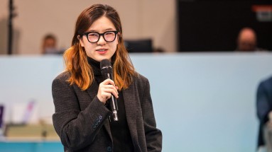 Peiyao Mao, Gewinnerin des DMEA sparks Awards 2025, spricht mit Mikrofon bei der Preisverleihung 