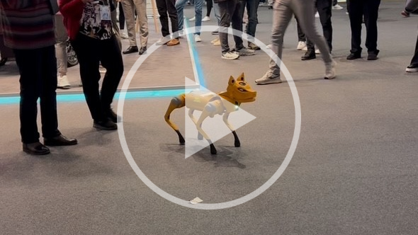 Roboterhund, um den Menschen drumherum stehen 